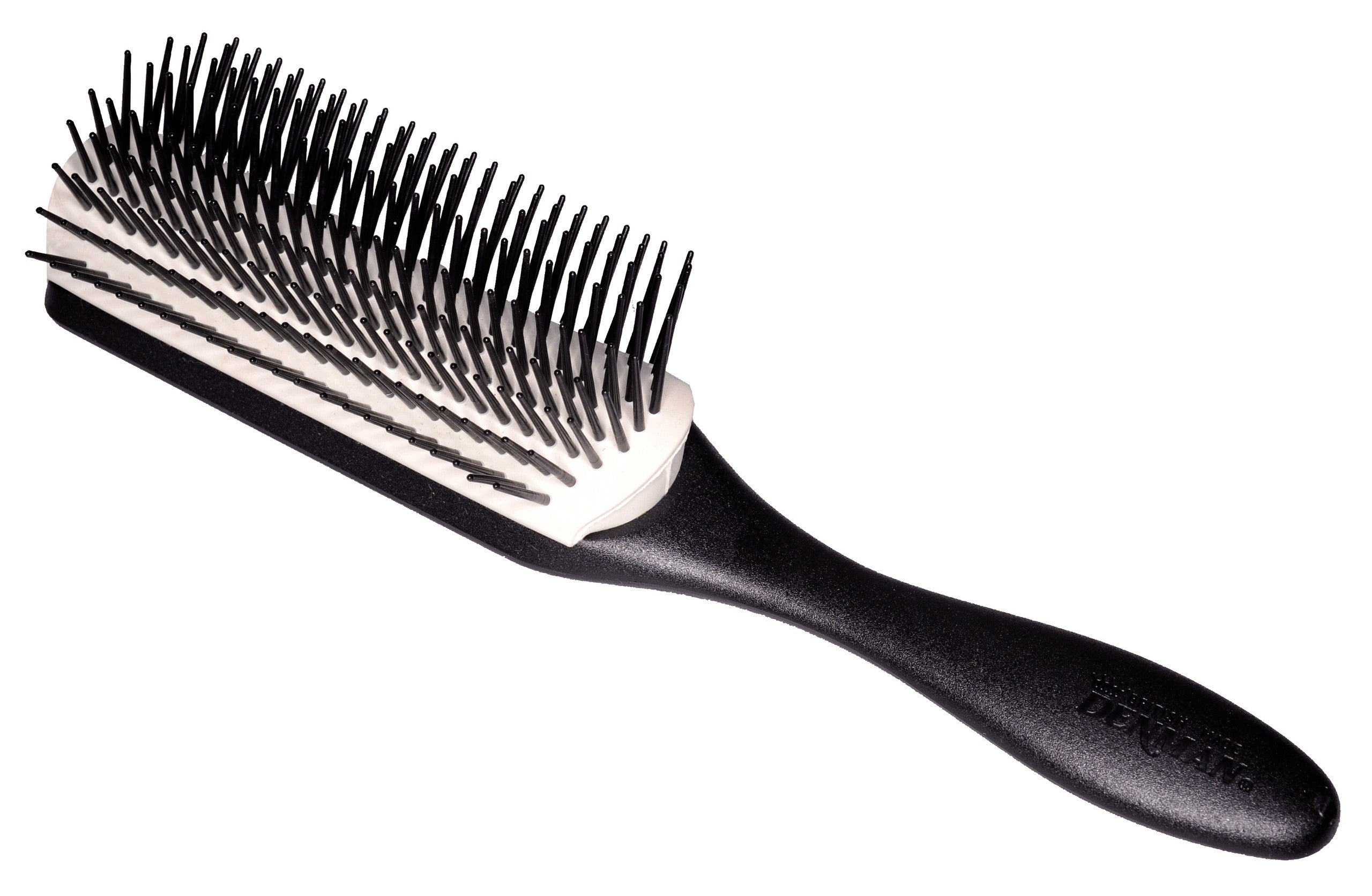 https://cdn.shopify.com/s/files/1/0849/0457/5309/files/brosse-styling-d4n-denman-coussin-blanc-9-rangs.jpg?v=1733827362